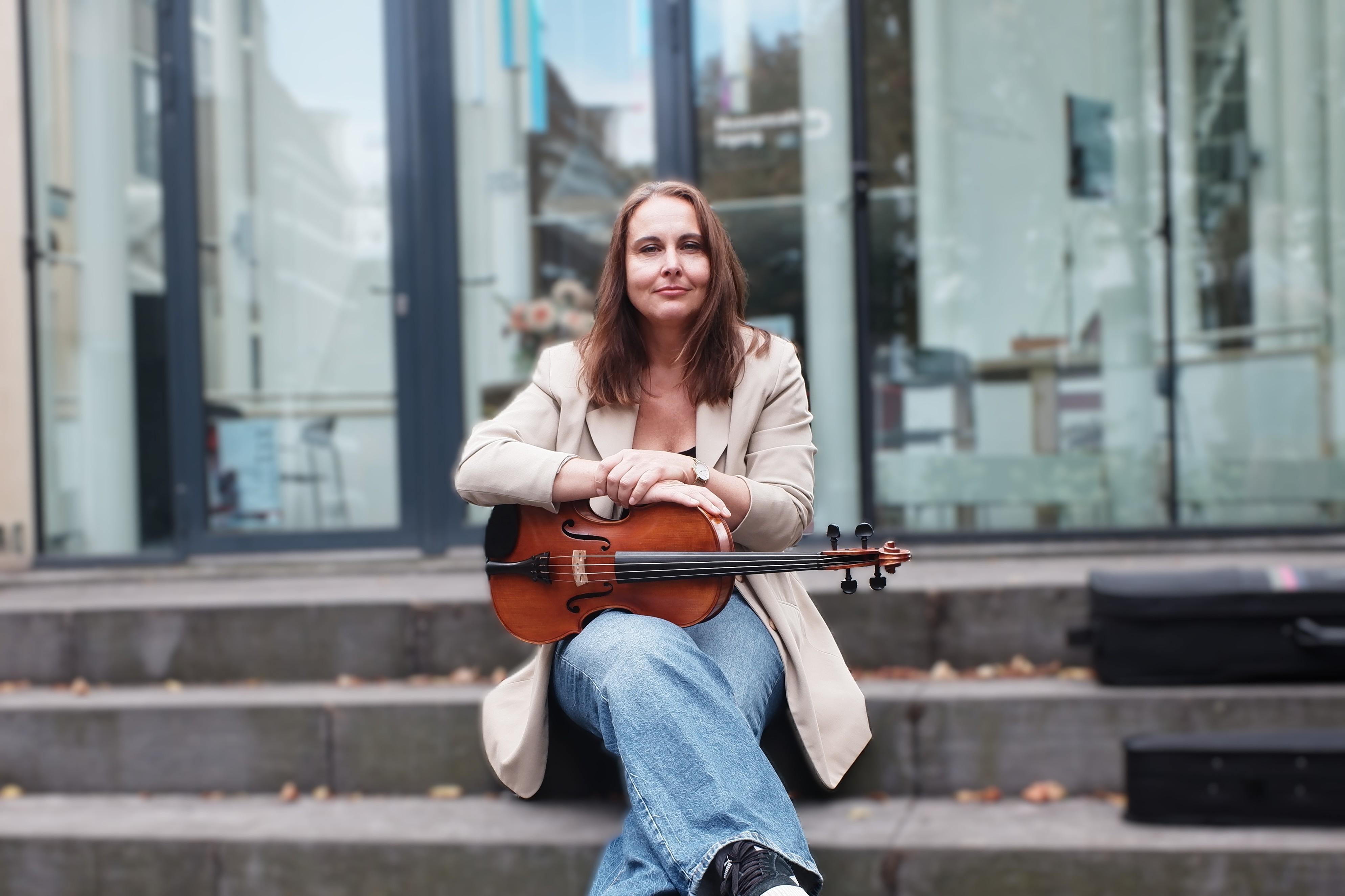 Svetlana Tratch in haar muziekstudio in Deventer met viool